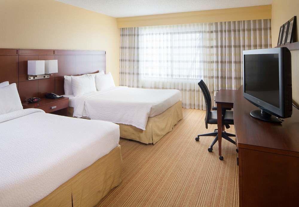 Courtyard By Marriott Fayetteville Exterior photo